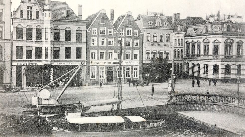 Diese Postkarten-Aufnahme aus der Zeit vor dem Zweiten Weltkrieg zeigt den Handkurbelkran am Ratsdelft. Damals stand der Kran etwa an der Stelle, an der heute die drei Bronze-Figuren der Delftspucker stehen. Foto: Sammlung Alfred Schmidt
