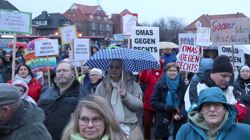 Bei der Mahnwache gegen rechts kamen mehr als 800 Menschen auf dem Wiesmoorer Marktplatz zusammen. Foto: Böning