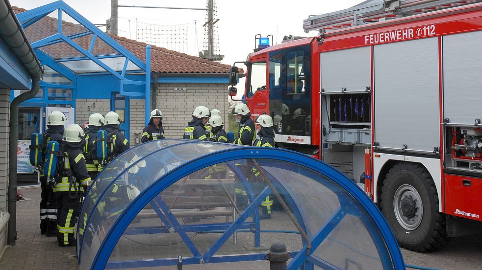 Auf dieser Aufnahme aus dem Jahr 2022 war die Borkumer Feuerwehr in die Spielinsel ausgerückt – kein Fehlalarm, sondern Kabelbrand. Foto: Ferber