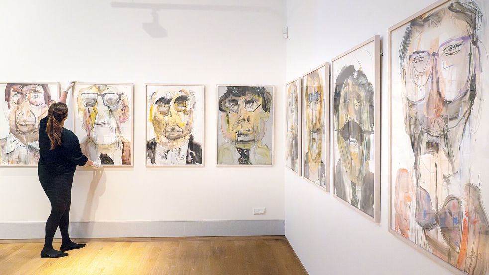 Am Sonnabend wurde die Ausstellung eröffnet, in der auch Werke von Hans Platschek gezeigt werden. Das Foto entstand, als die Bilder aufgehängt wurden. Foto: Schuldt/dpa