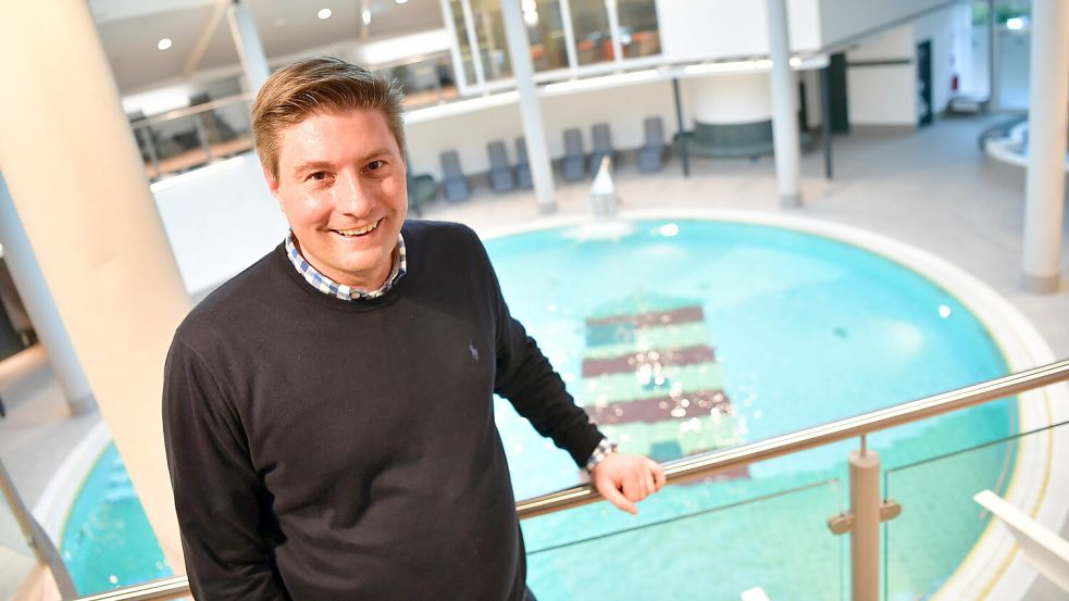 Benjamin Buserath ist der Geschäftsführer der Krummhörn Touristik. Dieses Foto ist im frisch renovierten Greetsieler Schwimmbad „Koppke“ entstanden. Foto: Wagenaar