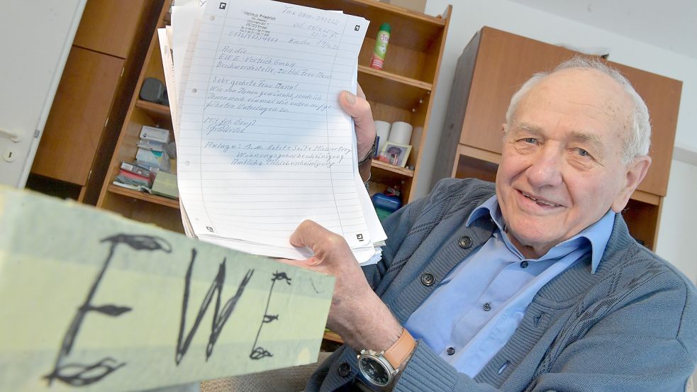 Der 88-jährige Helmut Friedrich aus Emden kann seinen Schriftverkehr mit der EWE zu den Akten legen. Der Stromversorger hat nach rund eineinhalb Jahren eingelenkt und alle Lieferverträge für ein Haus storniert, das Friedrich erklärtermaßen verkauft hatte. Foto: Ortgies