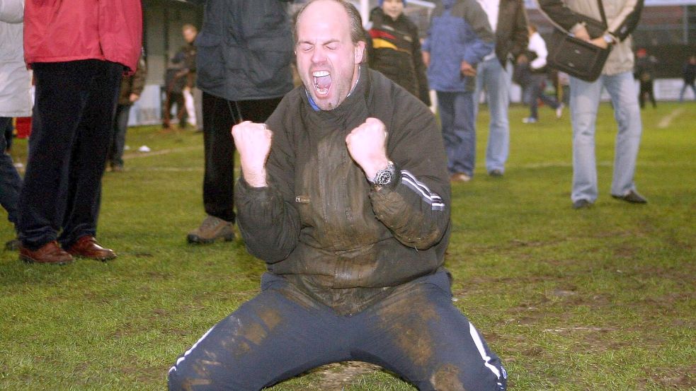 Als hätte er selbst mitgespielt: Marc Fascher nach einem Heimsieg auf speziellem „Emder Geläuf“ im Dezember 2006. Archivfoto: Imago