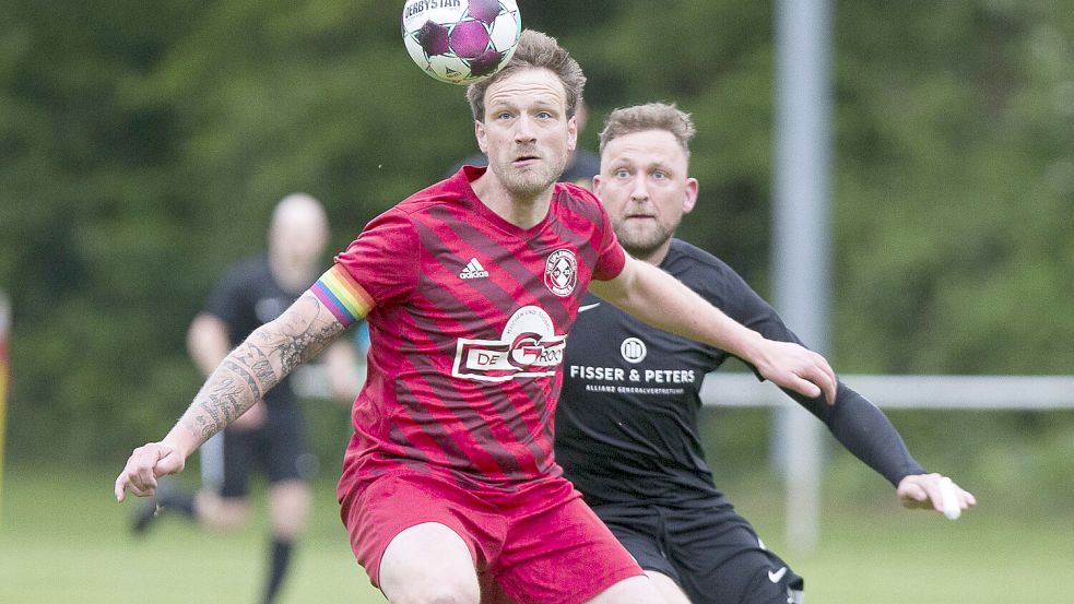 Carsten Gündel (links) war bis zur letzten Saison viele Jahre Kapitän des VfB Uplengen. Im Sommer wird er nun den Trainerposten übernehmen. Archivfoto: Doden/Emden