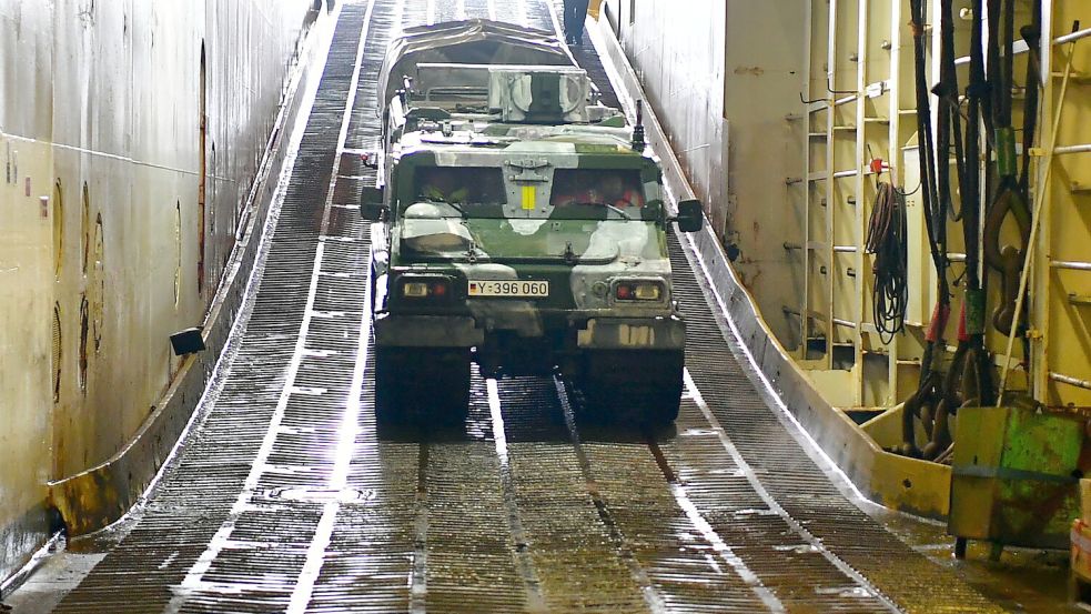 Fährt man mit dem „BV 206 S Hägglunds“, einem gepanzerten Kettenfahrzeug für unwegsames Gelände, besser vorwärts die Rampe des Transportschiffes herunter und dreht dann im Laderaum – oder fährt man gleich rückwärts runter? Foto: Wagenaar