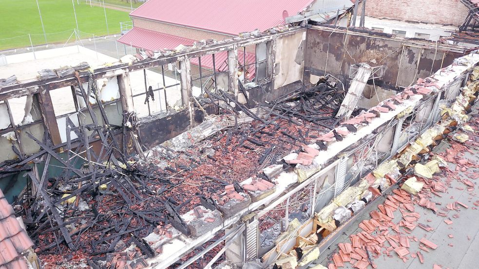 Die Sporthalle in Neermoor ist völlig zerstört. Foto: Loger