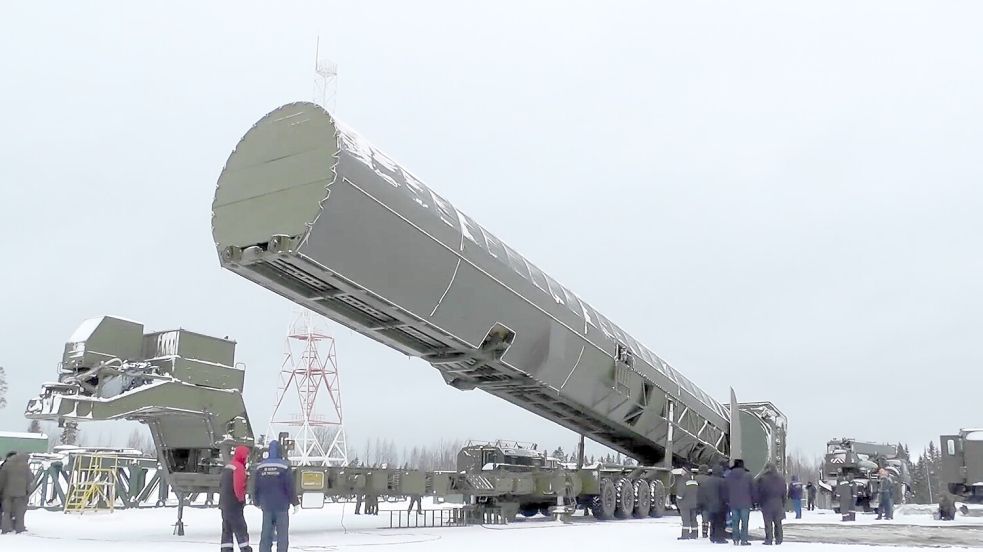 Die atomare Waffenproduktion wird stetig weiterentwickelt. Dabei entstehen auch sogenannte Interkontinentalraketen, die atomare Sprengkörper enthalten. Foto: dpa/RU-RTR Russian Television/AP