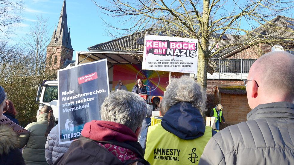 Bei strahlendem Sonnenschein kamen die Menschen zur Demo. Foto: Lehmann
