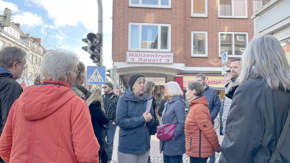 An der Querung zur Fußgängerzone: Planerin Käthe Protze (Mitte) diskutiert mit Spaziergangs-Teilnehmern. Foto: Schuurman