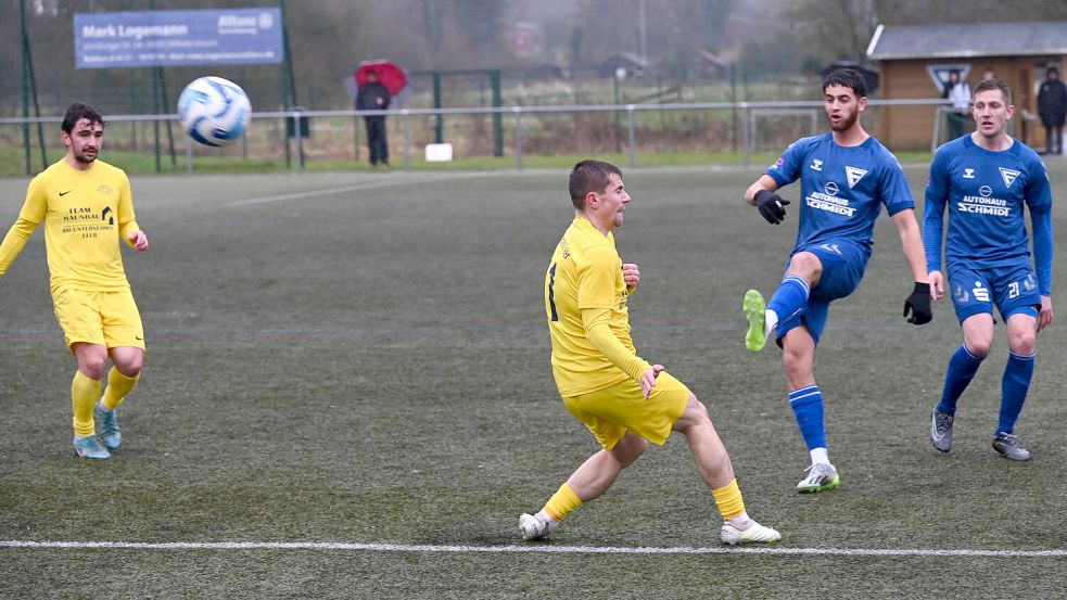 Germanias Testspieler Valeriu Gaiu (Mitte) kam auch beim 2:0-Sieg in Wilhelmshaven auf der Rechtsverteidigerposition zum Einsatz. Foto: Steenhoff
