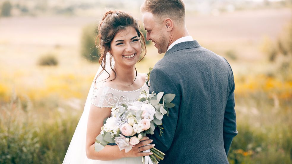 Viele Paare wünschen sich Hochzeitsaufnahmen in einer Naturlandschaft. Foto: Archiv