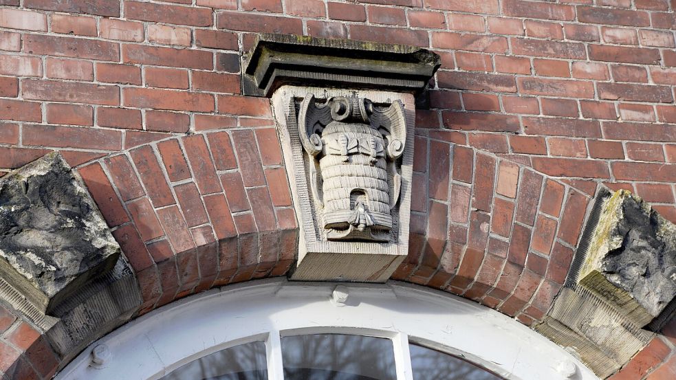 Die Sandsteinelemente über den Eingängen und an der Fassade müssen überarbeitet werden. Foto: Lüppen