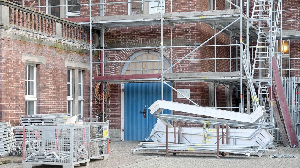 Auf der Rückseite kam unter einem Vordach, das für die Sanierung entfernt wurde, ein in Vergessenheit geratenes Oberlicht über der Tür zum Vorschein. Foto: Lüppen