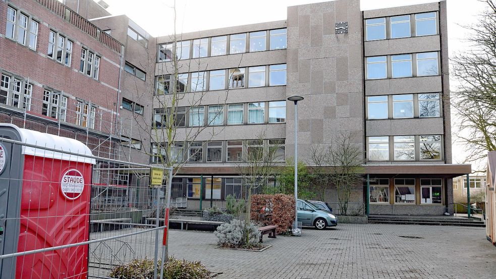 Heißt Neubau, aber ist trotzdem schon sanierungsbedürftig: Der Gebäudeteil aus den 70er Jahren. Foto: Lüppen