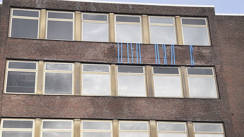 Die Klinkerfront am Neubau wird zurzeit mit Bändern gesichert. Teile davon waren im Herbst herausgebröckelt. Foto: Wolters