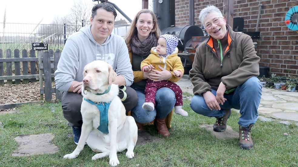 Otis mit seinem Familien-Rudel Tim (von links), Johanna und der einjährigen Elise Könes sowie seiner Hundetrainerin Mona Göbel – vor seinem Hundeklo. Foto: Böning
