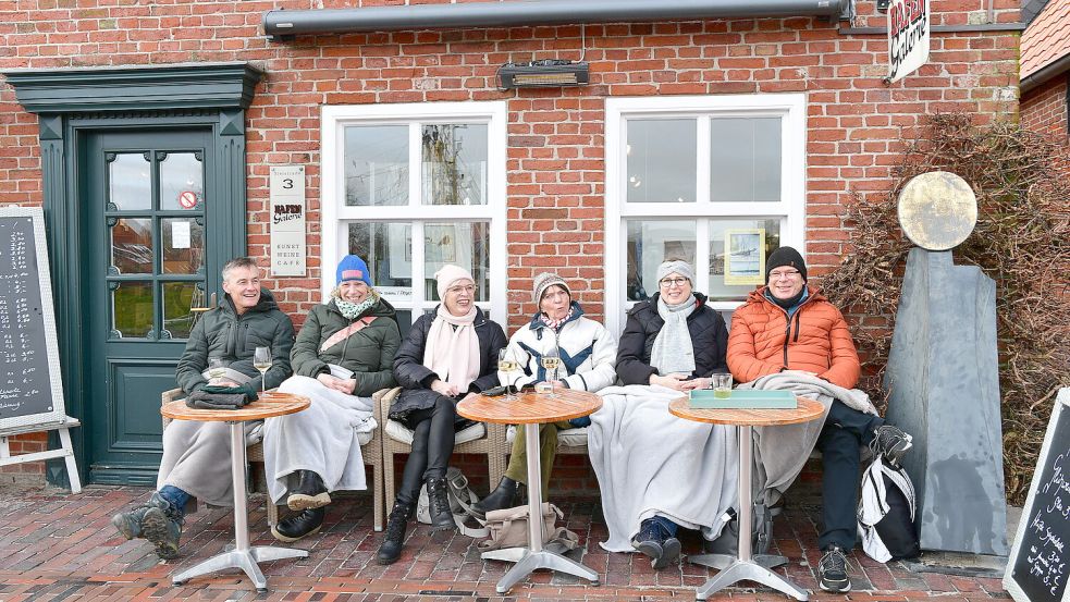 Eine Gruppe Urlauber vor der Hafengalerie. Foto: Wagenaar