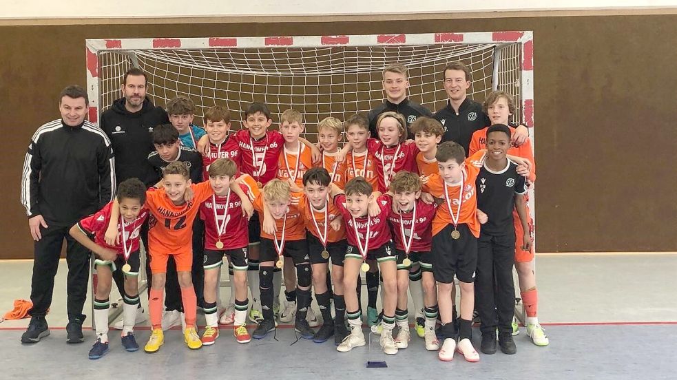 Die Stützpunkt-Spieler aus Timmel (orangefarbene Trikots) machten nach dem Turnier ein gemeinsames Foto mit dem Sieger Hannover 96. Foto: Privat