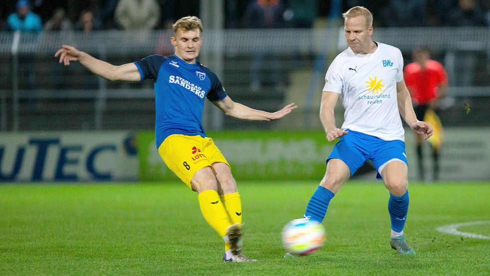 Corvin Braun (links) erhielt Kickers Emden nicht die Einsatzzeiten, die er sich nach seinem Wechsel vom FC Groningen erhofft hatte. Archivfoto: Doden, Emden
