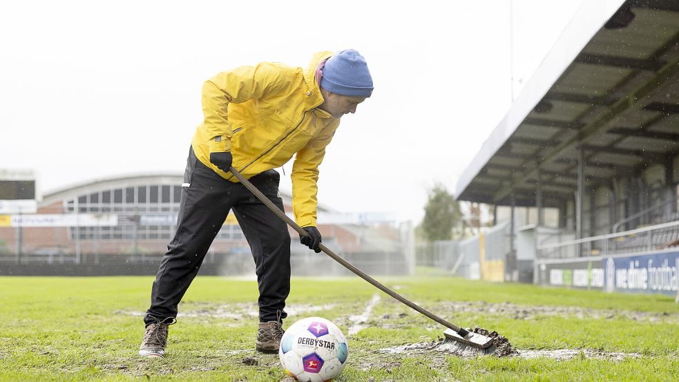 Wie auch vor dem legendären Bersenbrück-Spiel im November möchte Kickers alles dafür tun, dass gespielt werden kann. Foto: Doden/Emden
