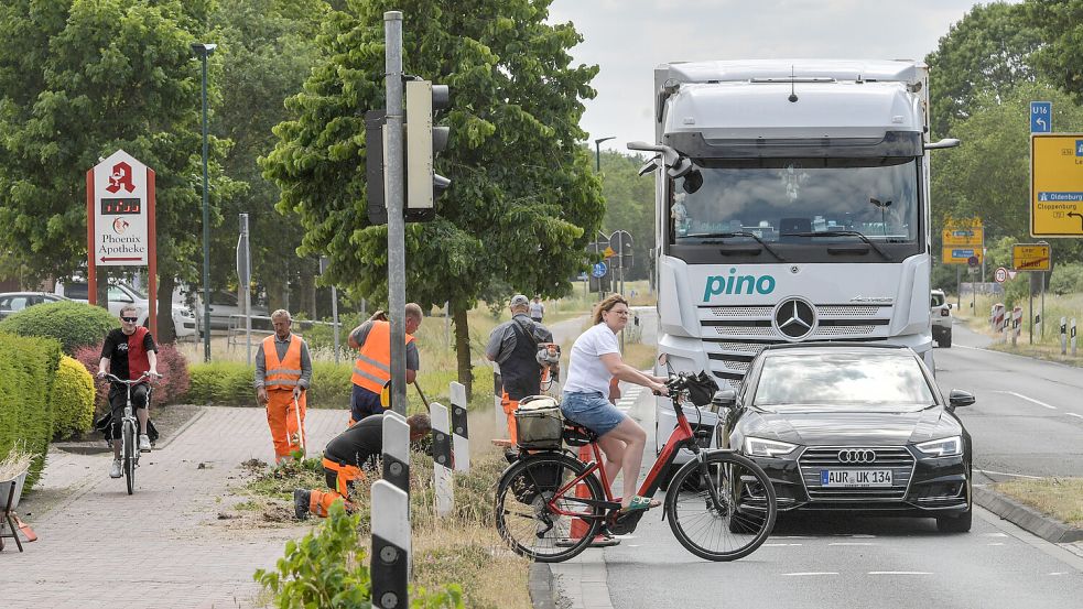 Die Bushaltestelle soll in Höhe der Apotheke verlegt werden. Foto: Ortgies/Archiv