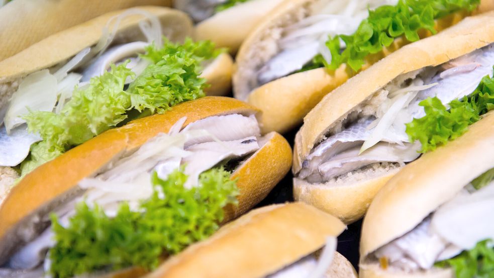 Matjes-Brötchen gehen zu jeder Tages- und Nachtzeit. Foto: OZ/Archiv