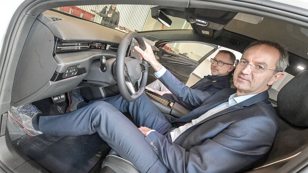 Hoffen auf den Erfolg des ID.7 Tourer: Uwe Schwartz (rechts), Leiter des Emder VW-Werks, und Betriebsratschef Manfred Wulff. Foto: Ortgies