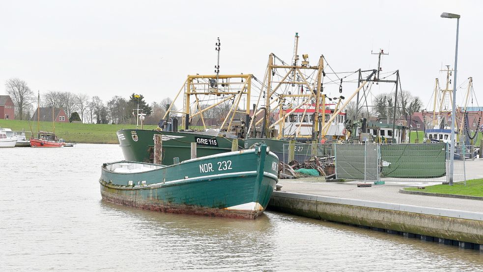 Von dem Kutter „Nordstrand“ wurde bereits alles abgebaut, was vom Wasser aus entfernt werden konnte. Nur noch die Schiffsschale ist übrig. Foto: Wagenaar