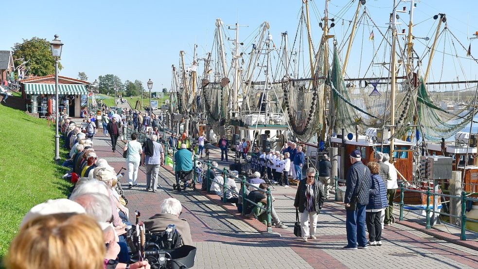 Das Fischerdorf Greetsiel ohne Kutter? Undenkbar. Sie locken schon an normalen Tagen zahlreiche Touristen an. Bei besonderen Veranstaltungen kommen Hunderte Besucher. Foto: Wagenaar/Archiv