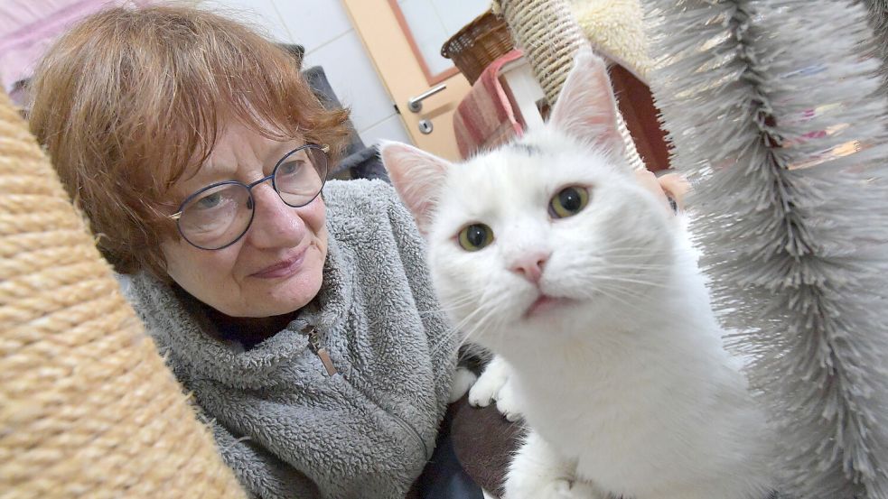Iris Holzapfel, Leiterin des Tierheims Stapelmoor, engagiert sich seit mehr als 30 Jahren im Tierschutz. Sie fordert mehr Verantwortungsgefühl von Menschen, die sich ein Tier anschaffen. Foto: Ortgies/Archiv