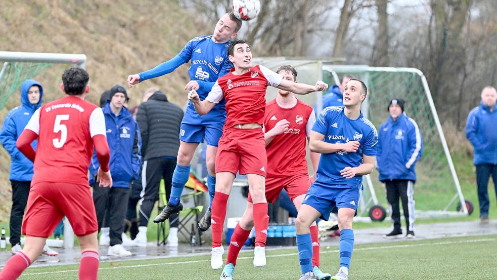 Holtriem (blaue Trikots) steht jetzt ganz oben in der Tabelle. Foto: Doden, Blomberg