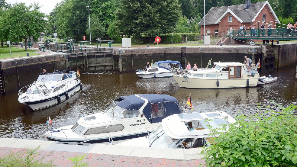 Die EmderKesselschleuse ist Drehscheibe des Bootsverkehrs in Ostfriesland – und einzigartig in Europa. Foto: Archiv