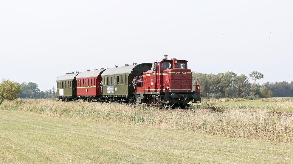 Die Museumsbahn Küstenbahn Ostfriesland (MKO) fährt von Norden nach Dornum mit Stopps in Lütetsburg, Hage und Westerende. Foto: MKO