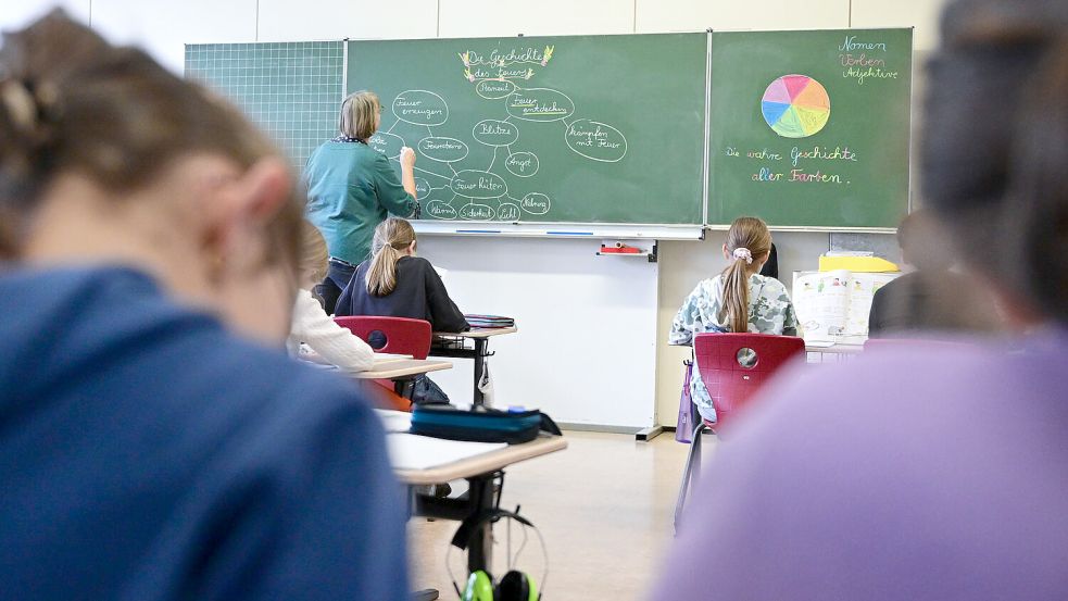 Schüler arbeiten in einer vierten Klasse in einer Grundschule. Foto: Weißbrod/DPA