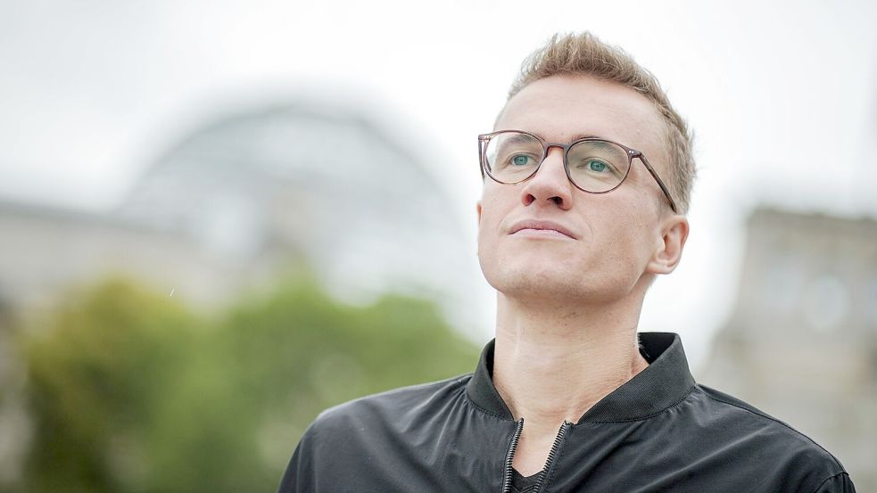 Der Leeraner Bundestagsabgeordnete Julian Pahlke (Bündnis 90/Die Grünen) geht durch das Regierungsviertel am Reichstagsgebäude. Foto: Nietfeld/dpa