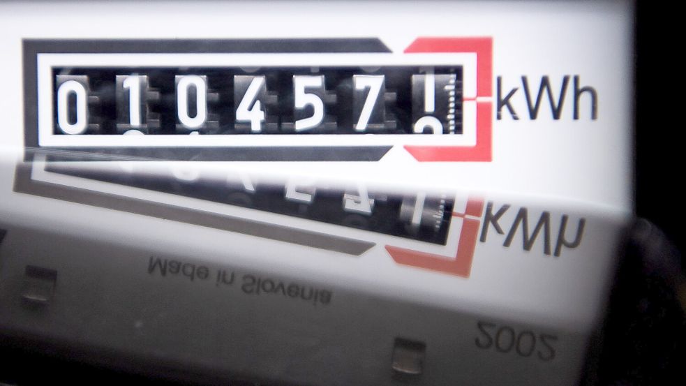 Ein Stromzähler zeigt in einem Mietshaus die verbrauchten Kilowattstunden an. Foto: Schuldt/DPA