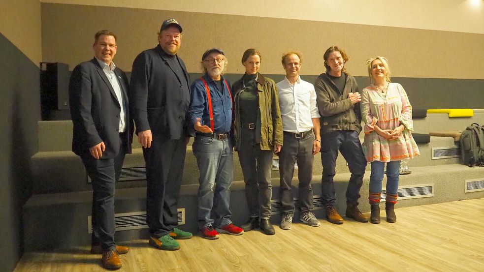 Ehrengäste bei der Filmpremiere: Nordens Bürgermeister Florian Eiben, Schauspieler Bernd Hölscher, Autor Klaus-Peter Wolf, Schauspieler Picco von Groote, Producer Simon Grohe, Produzent Martin Lehwald sowie Bettina Göschl. Foto: Weiden