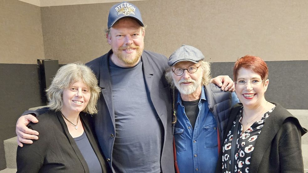 Stolz wie Bolle: Danja Schäfer (rechts) und ihre Freundin Katrin Görs haben es sich bei der Filmpremiere nicht nehmen lassen, ein Bild mit Autor Klaus-Peter Wolf (zweiter von rechts) und Schauspieler Bernd Hölscher zu machen. Foto: Weiden