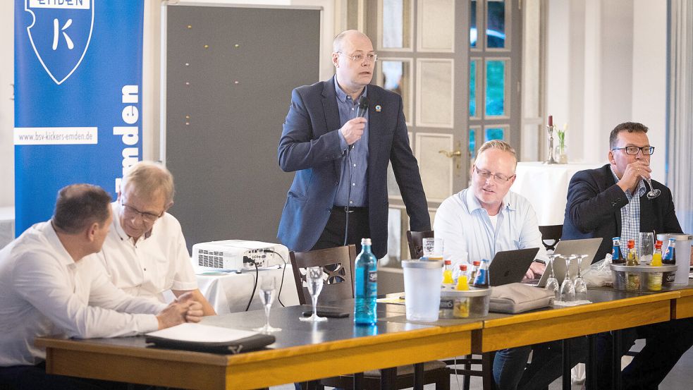 Dr. Jörg Winter und Albert Ammermann (rechts daneben) führten den Verein viele Jahre an. Foto: Doden/Emden