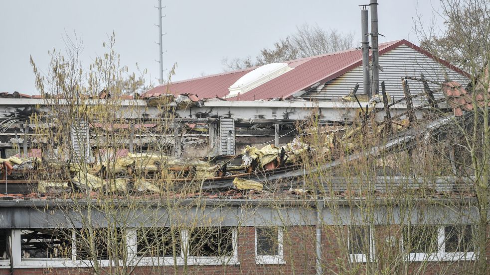 In der Brandruine der Sporthalle waren in der vorigen Woche Sachverständige bei der Arbeit. Foto: Ortgies