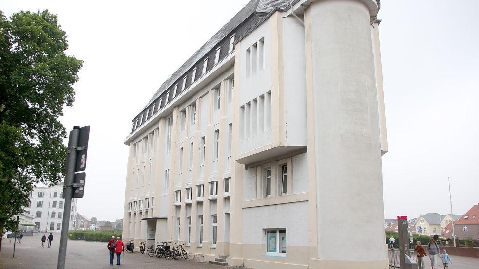 Das Gebäude, in dem unter anderem die Verwaltung der Nordseeheilbad Borkum GmbH untergebracht ist, heißt wegen seiner Form im Volksmund „Bügeleisen“. Foto: Ferber