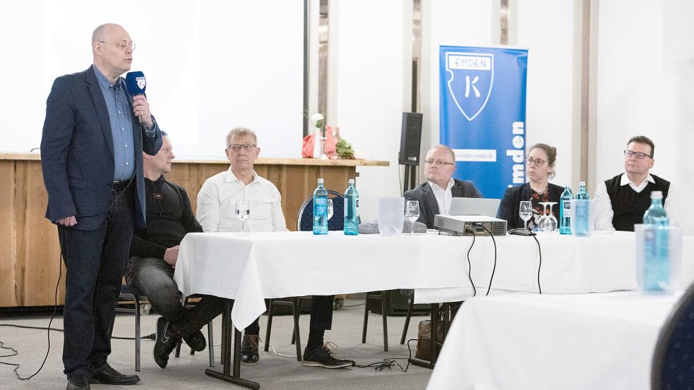 Dr. Jörg Winter verabschiedete sich mit dem alten Vorstand. Foto: Doden/Emden