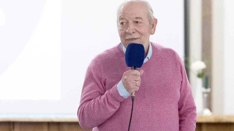 Günther Kunz leitete die Vorstandswahl elegant und sicher. Foto: Doden/Emden