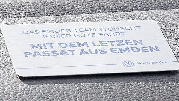 Die Plakette, die belegt, dass das hier der letzte Passat aus Emden ist. Foto: Volkswagen