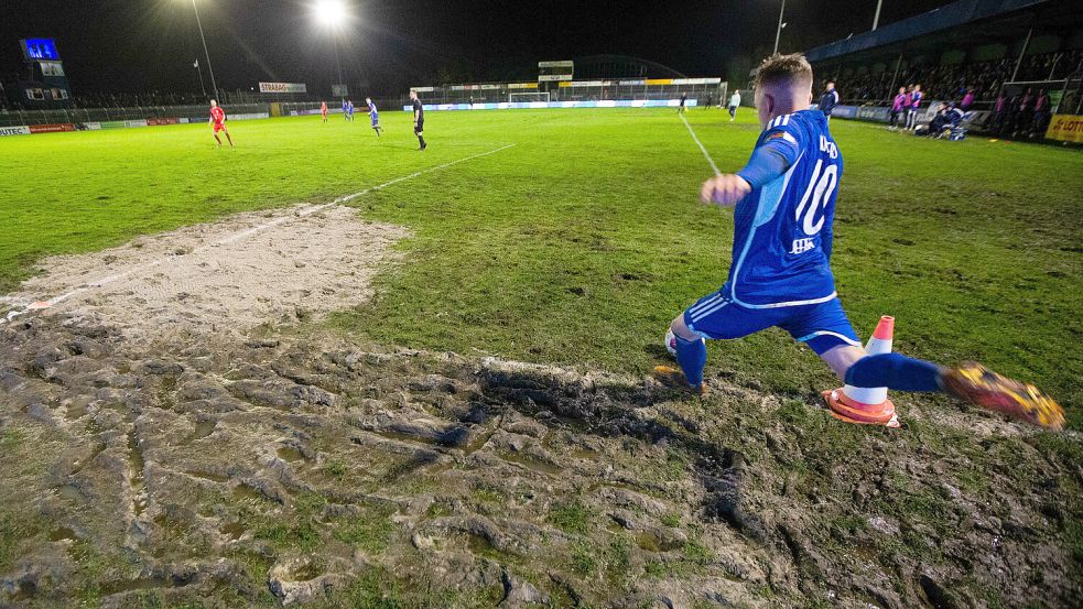 Durch die Sanierung des Rasenplatzes im Ostfrieslandstadion sollen Schlammschlachten wie gegen Bersenbrück der Vergangenheit angehören. Archivfoto: Doden/Emden