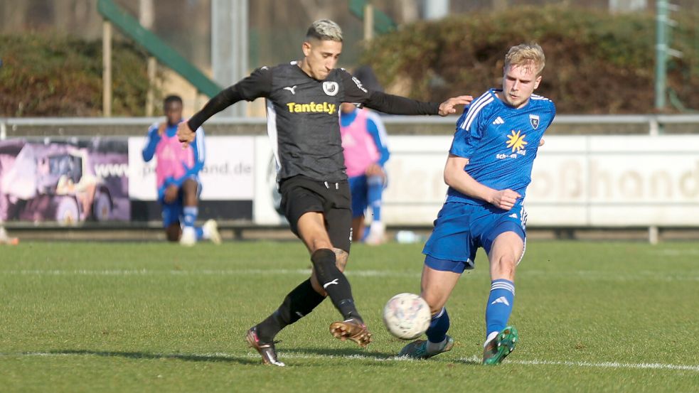Marvin Eilerts (rechts) foulte gegen Rehden gelbwürdig, doch Mitspieler Andre Ndiaye sah dafür die Karte.