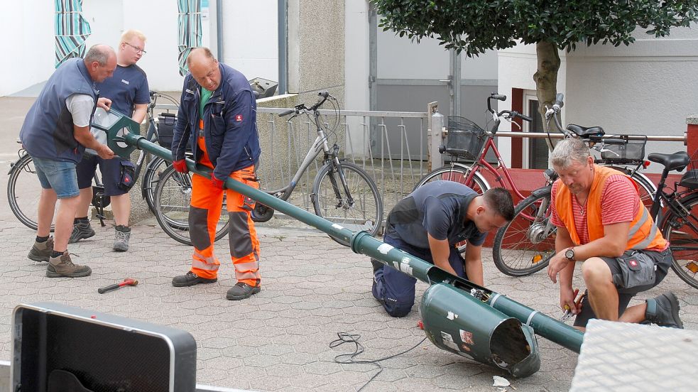 Im August 2022 wurde diese Laterne in der Bismarckstraße von einem Lkw umgefahren. Mitarbeiter der Stadtwerke Borkum kümmerten sich sofort um den Fall. Foto: Ferber