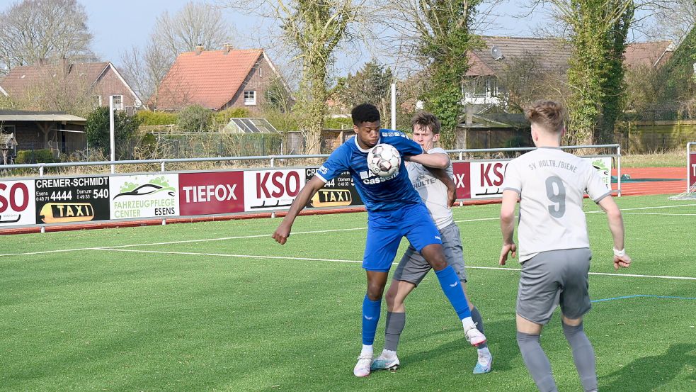 Gabriel Bamezon (am Ball) bereitete das 1:0 vor und erzielte das 2:0 selbst. Foto: Steenhoff