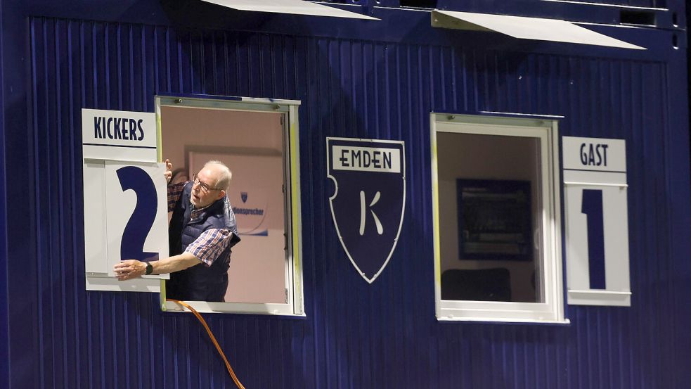 Gerd Krauledat bedient im Ostfrieslandstadion auch die nostalgische Anzeigetafel. Archivfoto: Doden/Emden