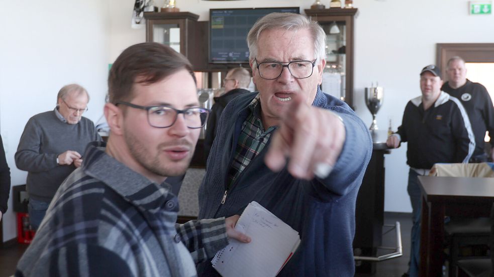 Als Rehden-Klubchef Friedrich Schilling seinen Unmut über Foto-Aufnahmen Luft machte, versuchte Sportredakteur Niklas Homes zu beruhigen. Foto: Doden/Emden